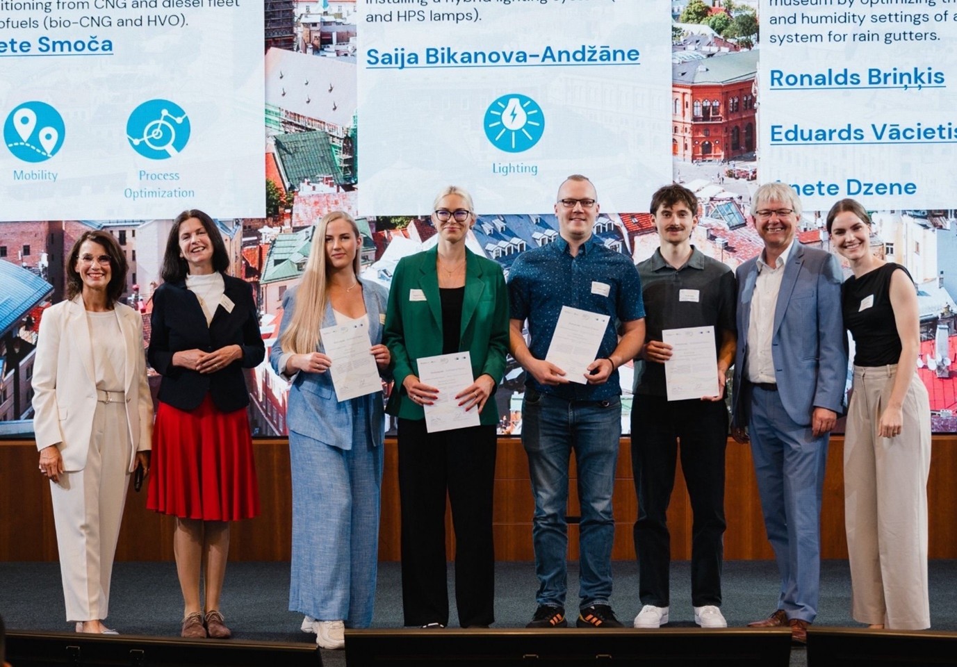 Die lettischen Energiescouts stehen mit ihren Zertifikaten auf der Bühne bei der Preisverleihung in Berlin.